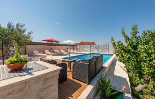 une cour arrière avec une piscine et un patio avec des meubles dans l'établissement 4 Bedroom Gorgeous Home In Lisicic, à Lisičići