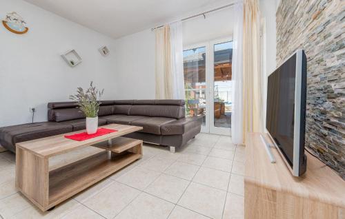 un salon avec un canapé et une télévision à écran plat dans l'établissement 4 Bedroom Gorgeous Home In Lisicic, à Lisičići