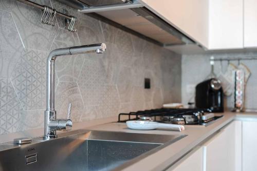 a kitchen counter with a sink and a stove at Residenza l'Ulivo in Foiano della Chiana