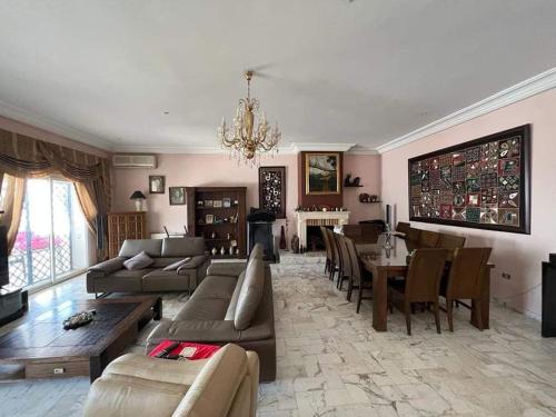 Ruang duduk di Luxurious villa with pool and beach access