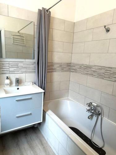 une salle de bain avec une baignoire, un lavabo et une douche dans l'établissement Charmant studio Paris 16ème MICHEL ANGE - 34m2, à Paris
