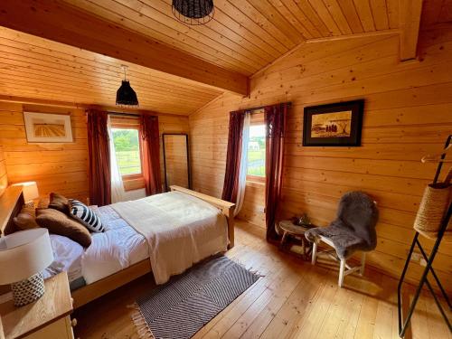 Ένα ή περισσότερα κρεβάτια σε δωμάτιο στο The Alpaca Cabin
