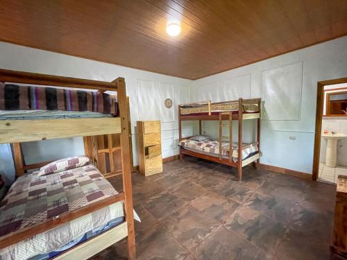 a room with two bunk beds in it at El Retiro Lanquin in Lanquín