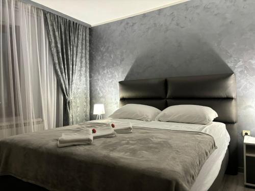 Un dormitorio con una cama con dos toallas encima. en Icy Apartment, en Belgrado