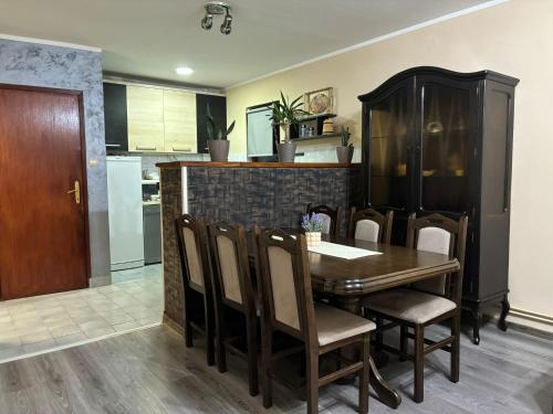 Una cocina y un comedor con mesa y sillas. en Icy Apartment, en Belgrado