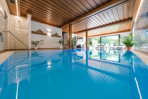 Bazén v ubytování Hotel Weger nebo v jeho okolí