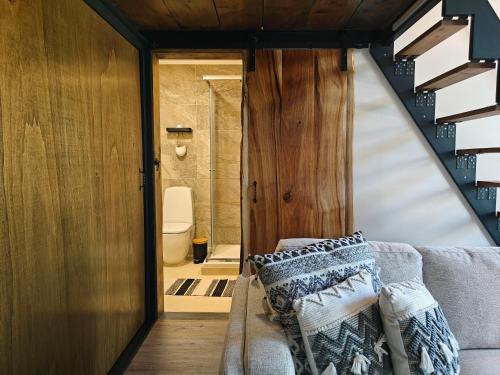 Camera con divano e bagno con servizi igienici. di Casca de Noz - Modern Rustic Beach Getaway ad Angra do Heroísmo