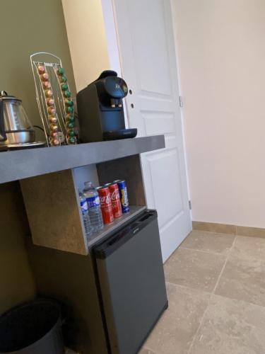 - un petit réfrigérateur dans une cuisine avec une étagère dans l'établissement La chambre d'hôte de la fontaine de Jonquier Jacuzzi privatif, à Séguret
