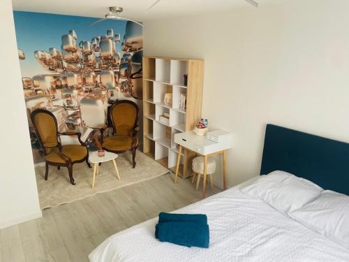 - une chambre avec un lit, des chaises et un lustre dans l'établissement Oasis Spa près de Disney, à Nanteuil-lès-Meaux
