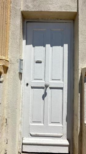 une porte blanche sur le côté du bâtiment dans l'établissement VILLA VALENTINE, vue panoramique sur la mer et les iles, Corniche Kennedy, Marseille, à Marseille