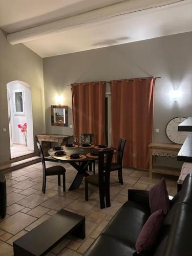 un salon avec une table et une salle à manger dans l'établissement Bienvenue en provence, à Orange