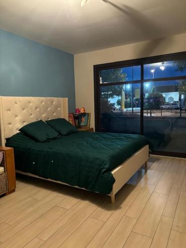 une chambre avec un lit et une grande fenêtre dans l'établissement Bienvenue en provence, à Orange