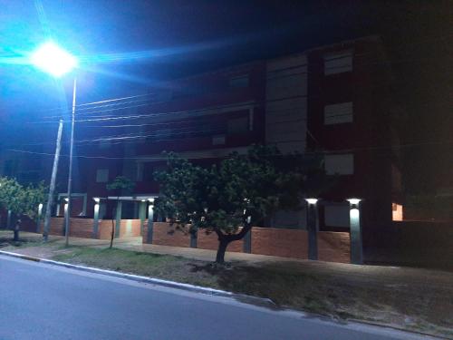 a street light in front of a building at night at Mar de Ajo Norte, a 50 mts San Bernardo, Frente al Mar con Cochera in Mar de Ajó