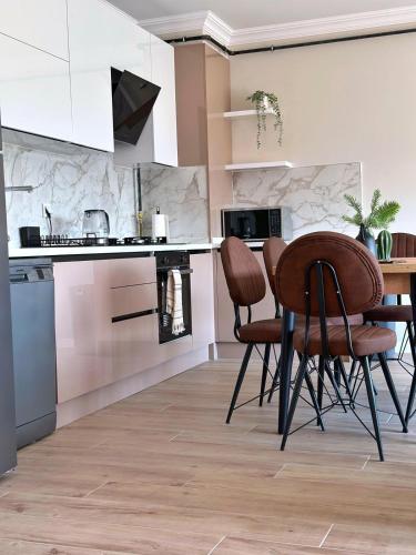 Η κουζίνα ή μικρή κουζίνα στο Bamboo Grove 2 and 3 bedroom apartments - Izmit Kocaeli