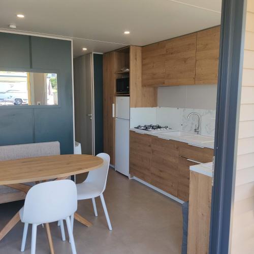 Photo de la galerie de l'établissement Bungalow Neuf dans camping 3 etoiles, à Hervelinghen