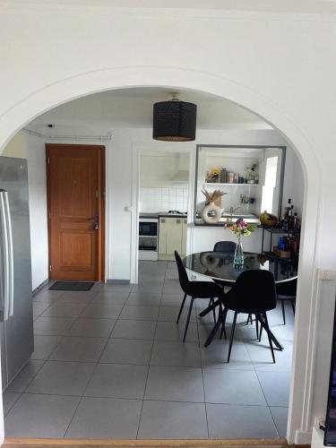 une cuisine et une salle à manger avec une table et des chaises dans l'établissement Residence MH Lyon, à Rillieux-la-Pape