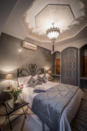 Llit o llits en una habitació de Riad Dar Attika