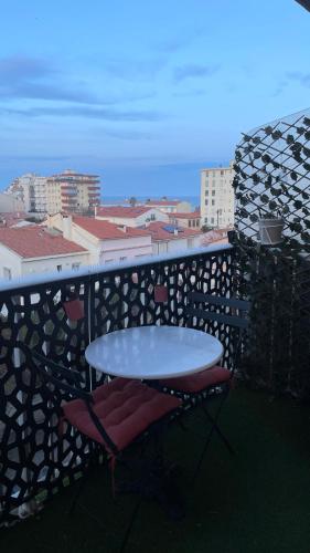 d'une table et d'une chaise sur un balcon avec vue. dans l'établissement Appartement cosy proche de la plage, à Canet