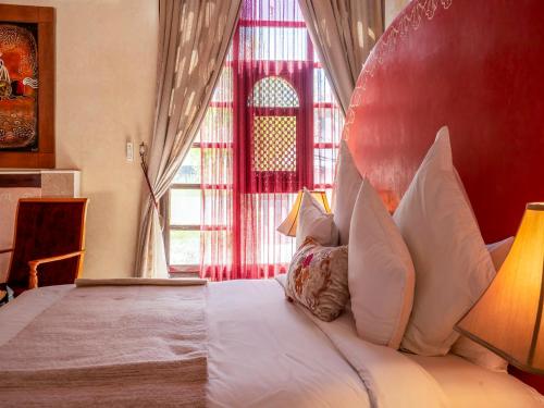 Una cama o camas en una habitación de Clé De Sol Riad & SPA