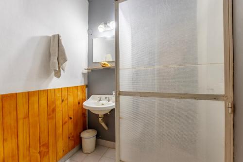 Koupelna v ubytování Puerta Azul Hostel