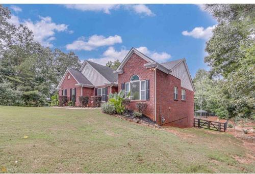 Gallery image of Lakeside Spacious Pool Retreat in Flowery Branch