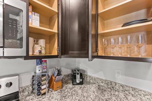 Una cocina o zona de cocina en Peaceful Mountain Hideout Luray Charm