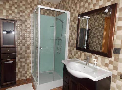 un bagno con doccia in vetro e lavandino di Adosado con piscina y parking a Benicàssim