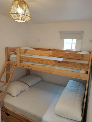 Ce lit superposé se trouve dans un dortoir lumineux. dans l'établissement T1 - Bord de Mer, à Six-Fours-les-Plages