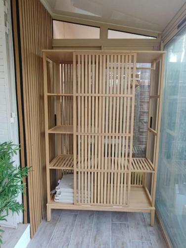 une chambre avec une cage en bois dans l'établissement T1 - Bord de Mer, à Six-Fours-les-Plages