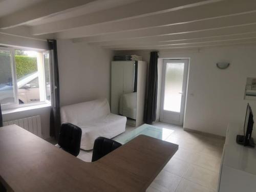 un salon avec une table et un canapé dans l'établissement Appartement moderne - aeroport CDG Asterix Paris, à Villeron