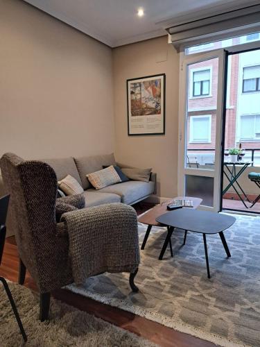 a living room with a couch and a table at M&P Nuevo in Bilbao