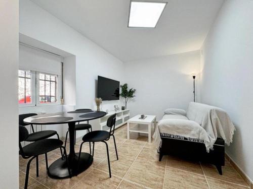 ein Zimmer mit einem Tisch und einem Bett sowie einem Tisch und Stühlen in der Unterkunft Oasis Suite in Avila