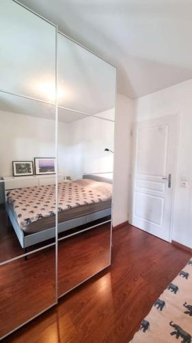 - une chambre avec un lit et une paroi en verre dans l'établissement Apartment in Annecy-le-Vieux near lake Albigny beach, à Annecy