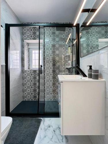 ein Badezimmer mit Dusche mit Glastür in der Unterkunft Oasis Suite in Avila