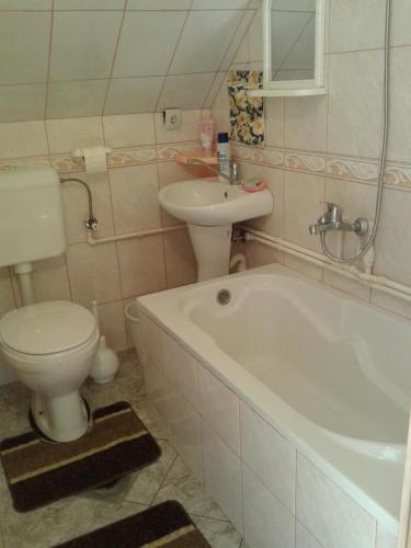 Un baño de Apartmani Sobe Sljivancanin