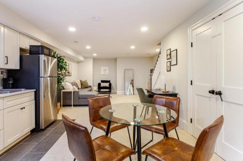 Η κουζίνα ή μικρή κουζίνα στο Private Garage Parking and King Bed - Walk to Metro