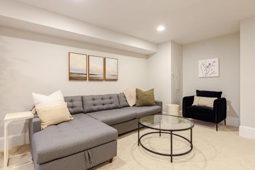 Χώρος καθιστικού στο Private Garage Parking and King Bed - Walk to Metro