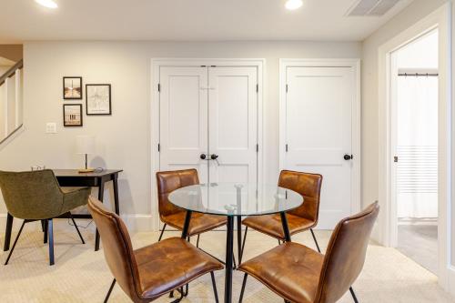 Χώρος καθιστικού στο Private Garage Parking and King Bed - Walk to Metro