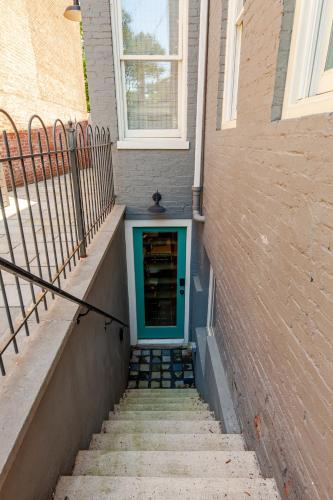 Φωτογραφία από το άλμπουμ του Private Garage Parking and King Bed - Walk to Metro στην Ουάσινγκτον