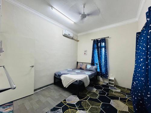 a bedroom with a bed in a room with a ceiling at Homestay D' Chemumaq Arau in Arau