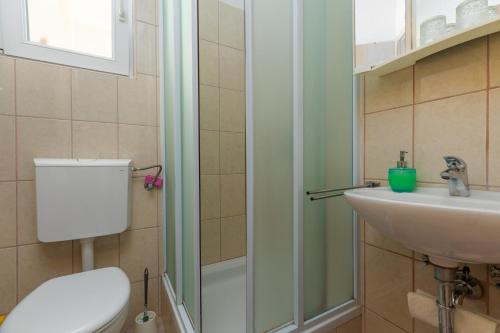 Kúpeľňa v ubytovaní Apartments by the sea Drasnice, Makarska - 6697