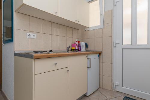 Η κουζίνα ή μικρή κουζίνα στο Apartments by the sea Drasnice, Makarska - 6697
