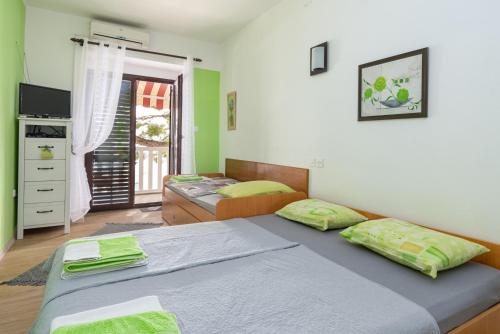 Postel nebo postele na pokoji v ubytování Apartments by the sea Jadranovo, Crikvenica - 16739