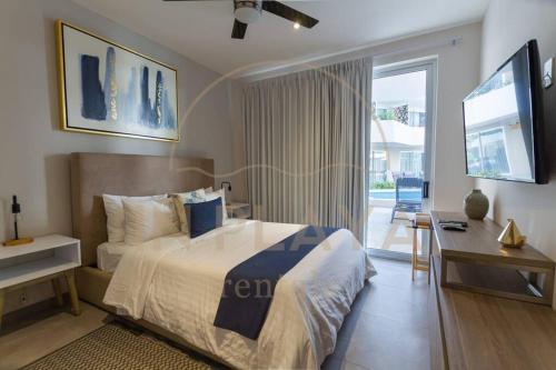 Postel nebo postele na pokoji v ubytování Luxury Condo, Hab Privada 100MB AC Gym Pool Cine