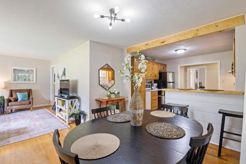 Η κουζίνα ή μικρή κουζίνα στο The Magnolia Manor 4BR Greenway Retreat