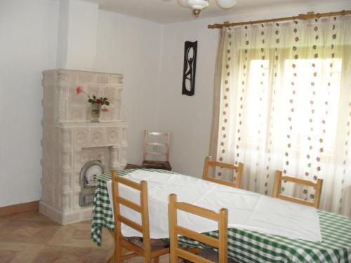 1 dormitorio con chimenea, mesa y sillas en Pensiunea Laura, en Bran