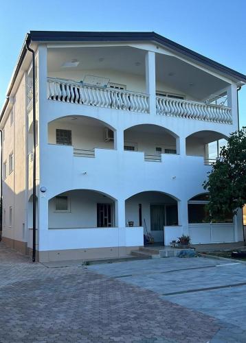 Apartments with a parking space Vir - 23444