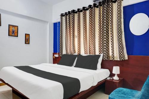 Postel nebo postele na pokoji v ubytování FabHotel Nisarg Villa