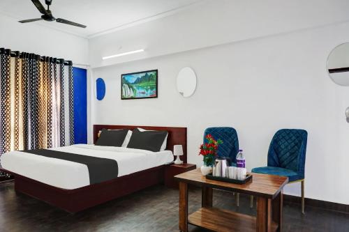 Postel nebo postele na pokoji v ubytování FabHotel Nisarg Villa