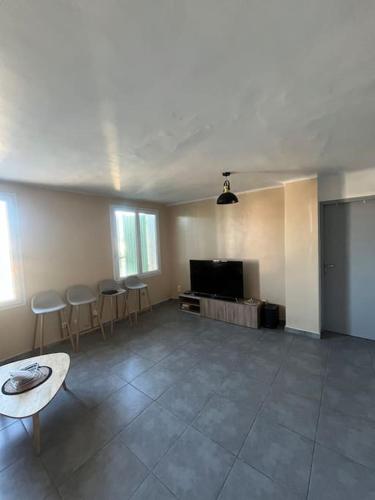 un salon avec des chaises et une télévision à écran plat dans l'établissement Haut de Villa, Jardin, Piscine !, à Fos-sur-Mer